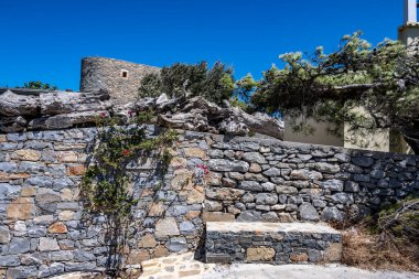 Antik taş değirmenleri ve harabeleri Girit 'teki dağların yamaçlarında güneşli bir günde