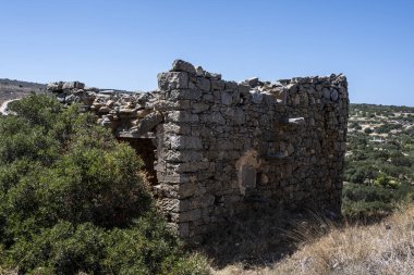 Antik taş değirmenleri ve harabeleri Girit 'teki dağların yamaçlarında güneşli bir günde