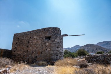Antik taş değirmenleri ve harabeleri Girit 'teki dağların yamaçlarında güneşli bir günde