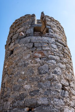 Antik taş değirmenleri ve harabeleri Girit 'teki dağların yamaçlarında güneşli bir günde