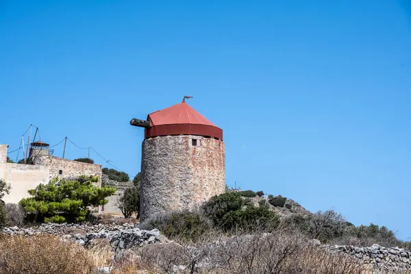 Moinhos Pedra Antigos Suas Ruínas Nas Encostas Das Montanhas Creta — Fotografia de Stock