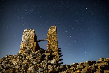 Antik taş değirmenleri ve harabeleri Girit adasındaki dağların yamaçlarında yıldızlı gökyüzünün arka planına karşı