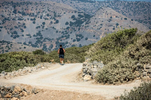 Hombre Una Mujer Una Caminata Por Las Montañas Creta — Foto de Stock