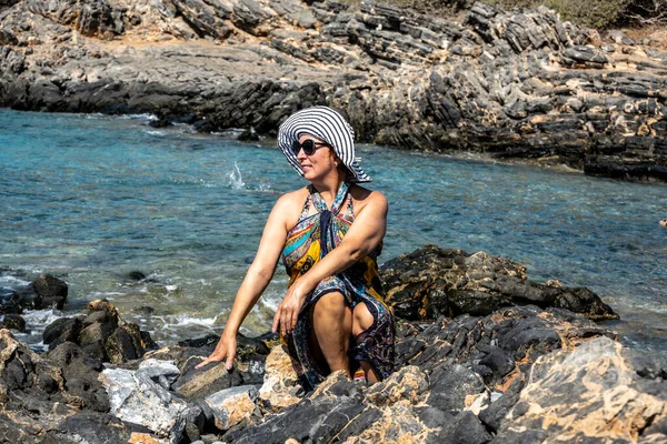 Mujer Sombrero Blanco Posando Sobre Piedras Sobre Fondo Del Mar — Foto de Stock