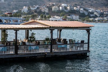 Girit 'te denize bakan manzara 