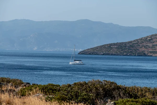 俯瞰海滨地带的风景和地平线上的一艘海船 — 图库照片