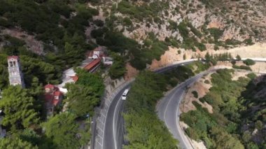 Dağları, denizi ve tarihi binaları olan Akdeniz manzarası panoramik drone görüntüsü