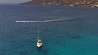 Dağları, denizi ve tarihi binaları olan Akdeniz manzarası panoramik drone görüntüsü