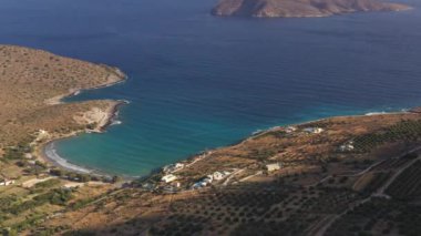 Dağları, denizi ve tarihi binaları olan Akdeniz manzarası panoramik drone görüntüsü