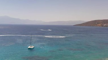Dağları, denizi ve tarihi binaları olan Akdeniz manzarası panoramik drone görüntüsü