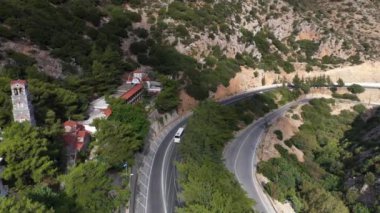 Dağları, denizi ve tarihi binaları olan Akdeniz manzarası panoramik drone görüntüsü