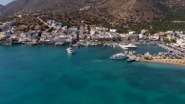Dağları, denizi ve tarihi binaları olan Akdeniz manzarası panoramik drone görüntüsü