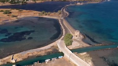 Dağları, denizi ve tarihi binaları olan Akdeniz manzarası panoramik drone görüntüsü