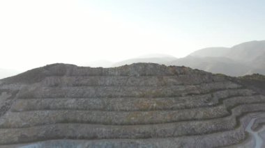 Dağları, denizi ve tarihi binaları olan Akdeniz manzarası panoramik drone görüntüsü