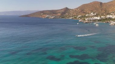 Dağları, denizi ve tarihi binaları olan Akdeniz manzarası panoramik drone görüntüsü