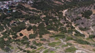 Dağları, denizi ve tarihi binaları olan Akdeniz manzarası panoramik drone görüntüsü