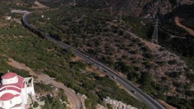 Dağları, denizi ve tarihi binaları olan Akdeniz manzarası panoramik drone görüntüsü