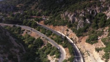 Dağları, denizi ve tarihi binaları olan Akdeniz manzarası panoramik drone görüntüsü