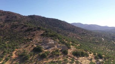 Dağları, denizi ve tarihi binaları olan Akdeniz manzarası panoramik drone görüntüsü