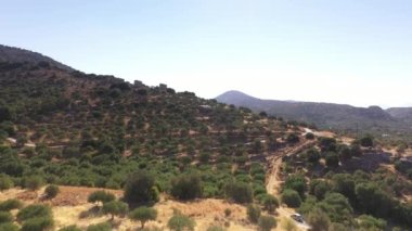 Dağları, denizi ve tarihi binaları olan Akdeniz manzarası panoramik drone görüntüsü