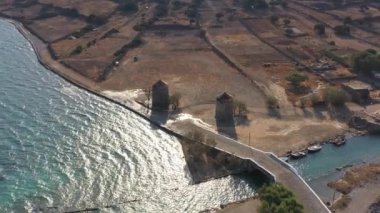 Dağları, denizi ve tarihi binaları olan Akdeniz manzarası panoramik drone görüntüsü