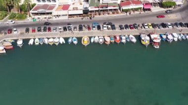 Denizin kıyı şeridinin panoramik görüntüsü bir drondan çekilen gemilerin demirlemesiyle.