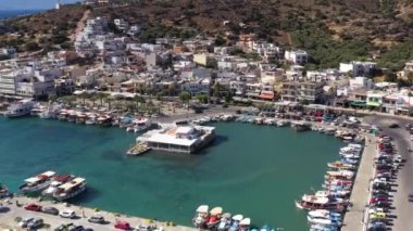 Denizin kıyı şeridinin panoramik görüntüsü bir drondan çekilen gemilerin demirlemesiyle.
