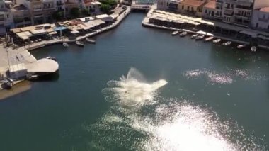 Denizin kıyı şeridinin panoramik görüntüsü bir drondan çekilen gemilerin demirlemesiyle.
