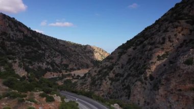 Denizin kıyı şeridinin panoramik görüntüsü bir drondan çekilen gemilerin demirlemesiyle.