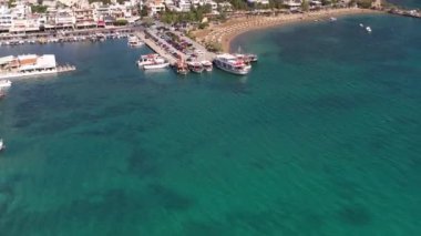 Denizin kıyı şeridinin panoramik görüntüsü bir drondan çekilen gemilerin demirlemesiyle.