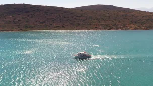 無人機から撮影された船が停泊している海岸線のパノラマビューです — ストック動画
