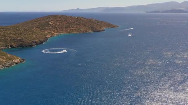 Vista Panorâmica Uma Lancha Movendo Longo Uma Trajetória Água Azul — Vídeo de Stock