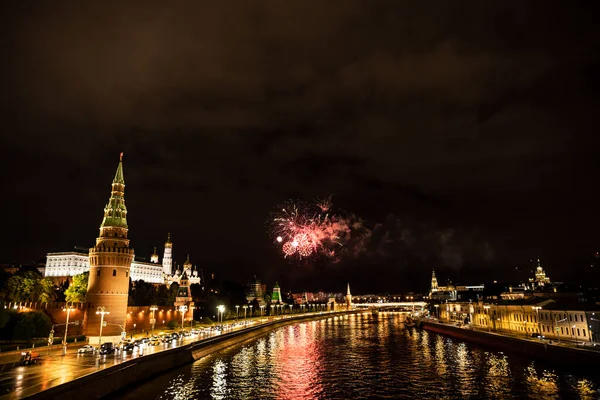 Vuurwerk Nachtrivier Met Drijvende Motorschepen Van Dijk Het Oude Kremlin — Stockfoto