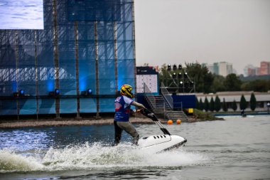 Uluslararası şampiyonada Moskova 'daki Krylatskoye' de açık denizde bir su bisikleti üzerinde nefes kesici numaralar.