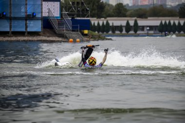 Uluslararası şampiyonada Moskova 'daki Krylatskoye' de açık denizde bir su bisikleti üzerinde nefes kesici numaralar.