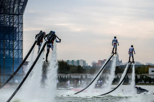 国際選手権でモスクワのKrylatskoyeのオープンウォーターフライボード上の水のフリースタイル — ストック写真