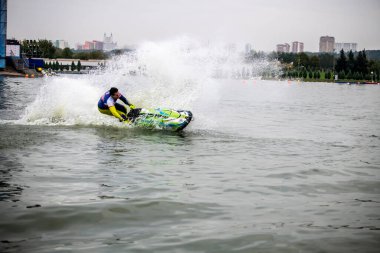 Yarışma ve serbest stil yarışmaları göl kenarındaki açık sularda aquabikes programında 