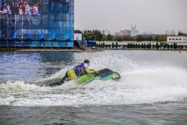 Yarışma ve serbest stil yarışmaları göl kenarındaki açık sularda aquabikes programında 