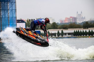 Yarışma ve serbest stil yarışmaları göl kenarındaki açık sularda aquabikes programında 