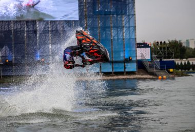 Yarışma ve serbest stil yarışmaları göl kenarındaki açık sularda aquabikes programında 