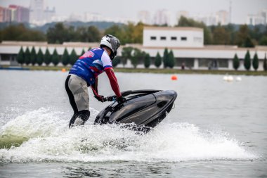 Yarışma ve serbest stil yarışmaları göl kenarındaki açık sularda aquabikes programında 