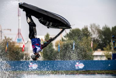 Yarışma ve serbest stil yarışmaları göl kenarındaki açık sularda aquabikes programında 