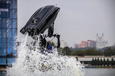 Yarışma ve serbest stil yarışmaları göl kenarındaki açık sularda aquabikes programında 