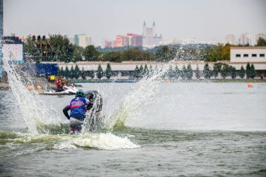Yarışma ve serbest stil yarışmaları göl kenarındaki açık sularda aquabikes programında 