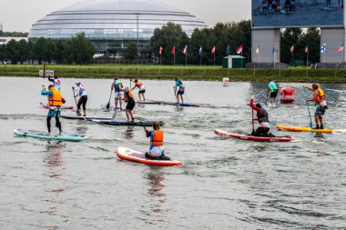 Pazar günü parkta açık su alt sörf yarışması