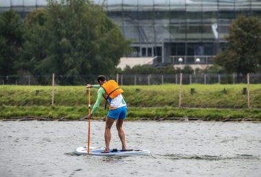 Pazar günü parkta açık su alt sörf yarışması