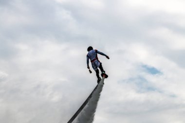 Moskova 'daki bir spor festivalinin açılışında açık denizde dumanla uçan panolarda serbest stil. 