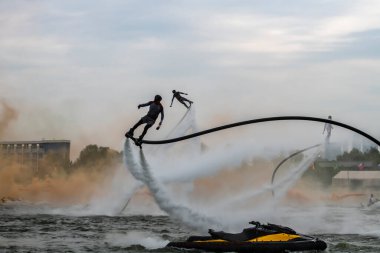Moskova 'daki bir spor festivalinin açılışında açık denizde dumanla uçan panolarda serbest stil. 