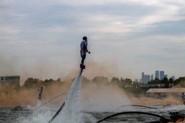 Moskova 'daki bir spor festivalinin açılışında açık denizde dumanla uçan panolarda serbest stil. 