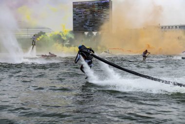 Moskova 'daki bir spor festivalinin açılışında açık denizde dumanla uçan panolarda serbest stil. 